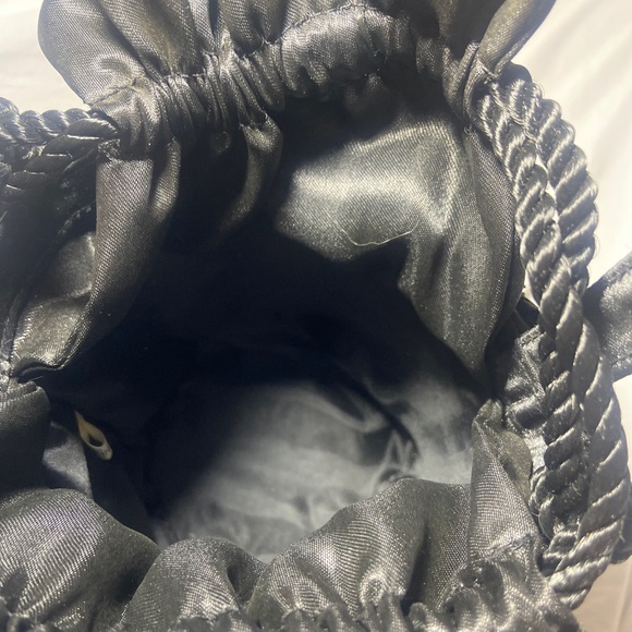 Black rosette satin/sateen handbag drawstring closure - Picture 5 of 6
